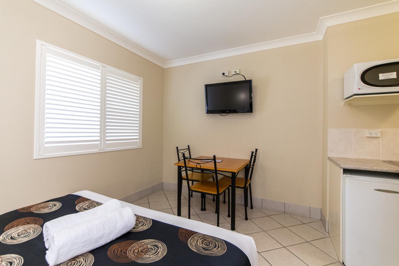 Capri Motel 4*