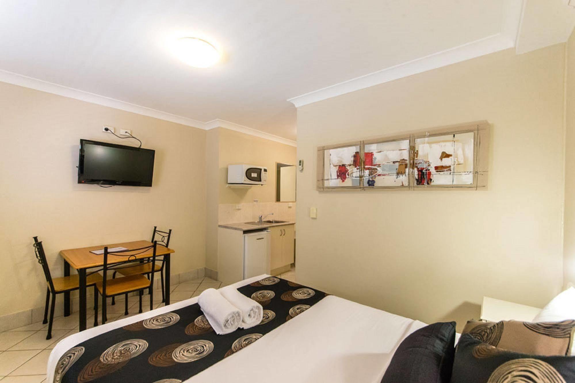 Capri Motel 4*